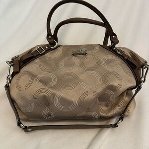 I’m selling this bag because I no longer use it, haven’t used it in years